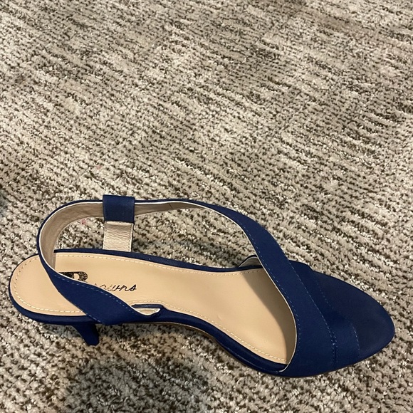 Browns Navy Heels like new - Picture 3 of 6